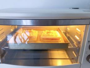 放入预热好的烤箱180度，中层上下火20分钟