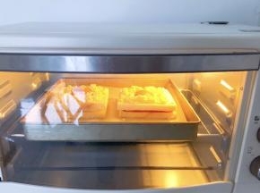 放入预热好的烤箱180度，中层上下火20分钟