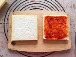 抹上沙拉酱或番茄酱