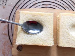 用勺子将中间压一下