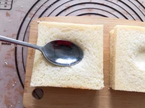 用勺子将中间压一下