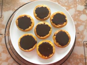 将巧克力液倒入蛋挞表面