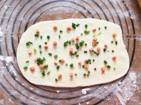 撒上火腿肠和香葱