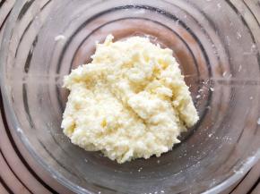 搅拌好的状态，会有一点黏手，带上手套操作