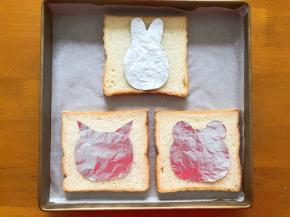 将剪好的锡纸放在吐司片中间