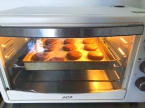 放入预热好的烤箱中层，170度25分钟