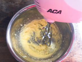 再用电动打蛋器打发至黄油蓬松