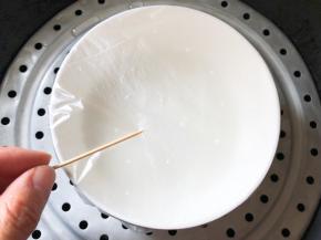 包上保鲜膜，用牙签扎几个洞，放入蒸锅中蒸20分钟