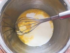 加入淡奶油，纯牛奶，细砂糖搅拌均匀