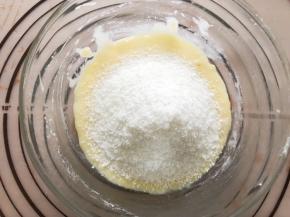 加入椰蓉搅拌均匀