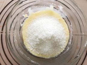 加入椰蓉搅拌均匀