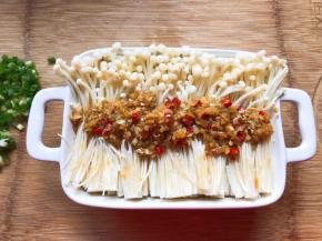 将酱汁倒入金针菇中