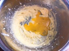 分3次加入蛋液