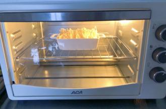 表面刷上一点食用油，放入预热好的烤箱中层180度烤5分钟