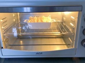 表面刷上一点食用油，放入预热好的烤箱中层180度烤5分钟