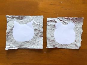 先用白纸画出卡通形状，剪好放在锡纸上，再把锡纸比着剪出形状，