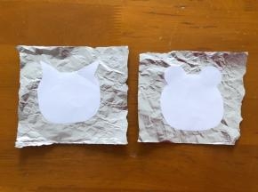 先用白纸画出卡通形状，剪好放在锡纸上，再把锡纸比着剪出形状，