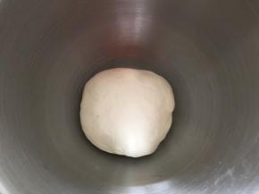 揉成光滑的面团即可，盖上保鲜膜发酵