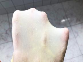 能拉出手套膜即可