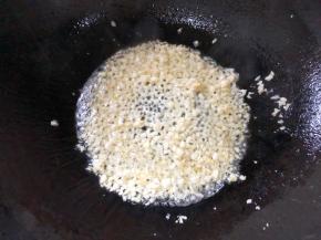 锅中油烧热，倒入蒜蓉炒香