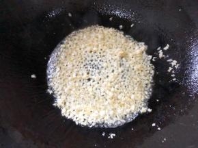 锅中油烧热，倒入蒜蓉炒香