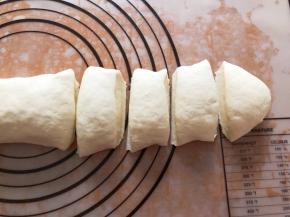 发酵好的面团反复揉排气，搓成长条，切成小块