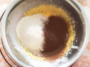 筛入可可粉和低筋面粉