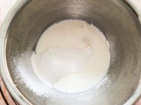 加入纯牛奶和细砂糖