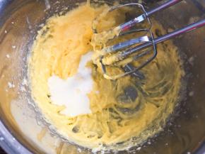 分三次加入淡奶油打发均匀