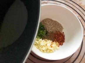 姜葱蒜➕辣椒面➕胡椒粉➕白芝麻混合，油烧热倒入