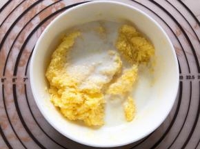 加入牛奶拌匀