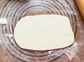 擀成长方形，刷上食用油和少许盐