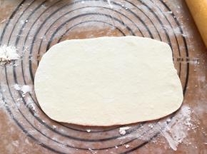 擀成长方形，刷上食用油和少许盐