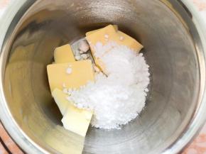 黄油软化至能按下手指印，和糖粉混合搅拌均匀