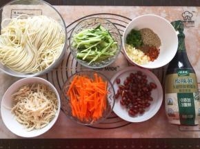 准备好食材，鸡胸肉冷却后撕成丝备用，黄瓜和胡萝卜切成丝，胡萝卜开水中煮1分钟