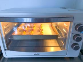 放入预热好的烤箱中层，上下火200度15分钟