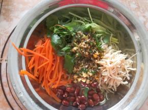 煮熟的面和调好的酱汁混合，加入熟花生米，黄瓜，胡萝卜和香菜搅拌均匀即可