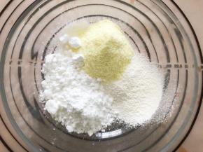 低筋面粉，奶粉和糖粉混合