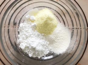 低筋面粉，奶粉和糖粉混合