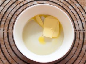 蒸凝固后趁热加入黄油