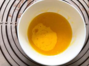 加入鸡蛋搅拌均匀