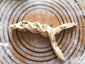 切面朝上，交替压在一起