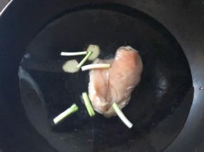 鸡胸肉加入一点料酒和2片生姜，适量葱头煮熟。