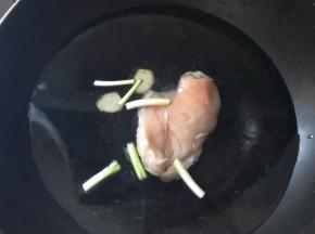 鸡胸肉加入一点料酒和2片生姜，适量葱头煮熟。