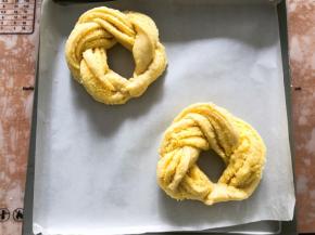 卷成花环形状，放入烤箱二次发酵30分钟