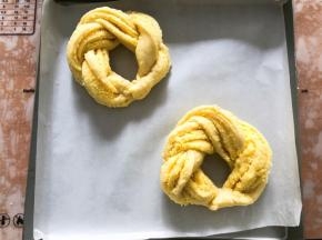 卷成花环形状，放入烤箱二次发酵30分钟