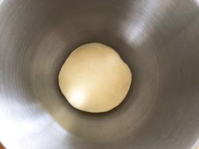 揉光滑盖上保鲜膜发酵