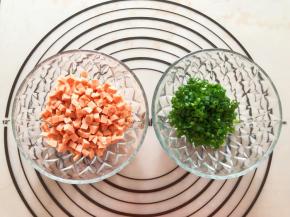 火腿肠和香葱切碎