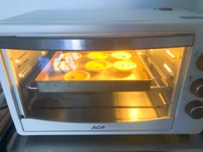 放入预热好的烤箱中层，200度20分钟