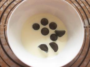 现在制作巧克力液，巧克力和淡奶油混合